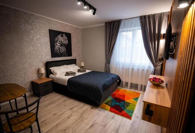标准间, Roni House