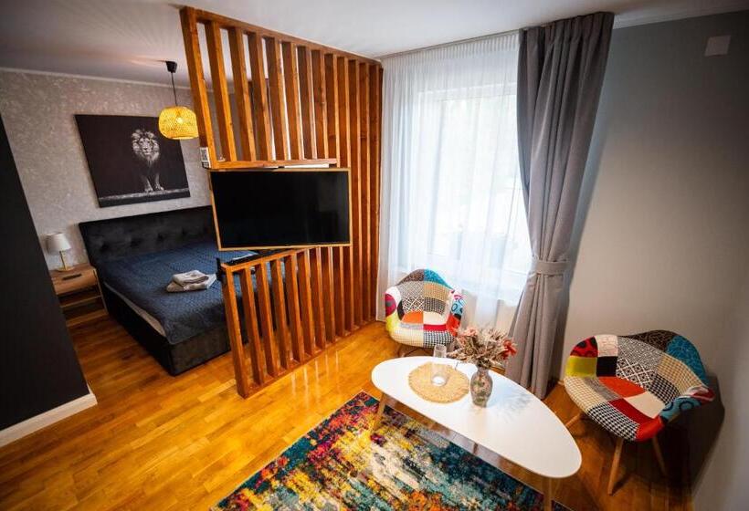 家庭间, Roni House