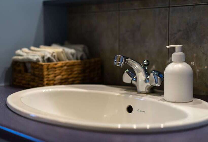 اتاق استاندارد چهارنفره با سرویس بهداشتی مشترک, Berg Hostel