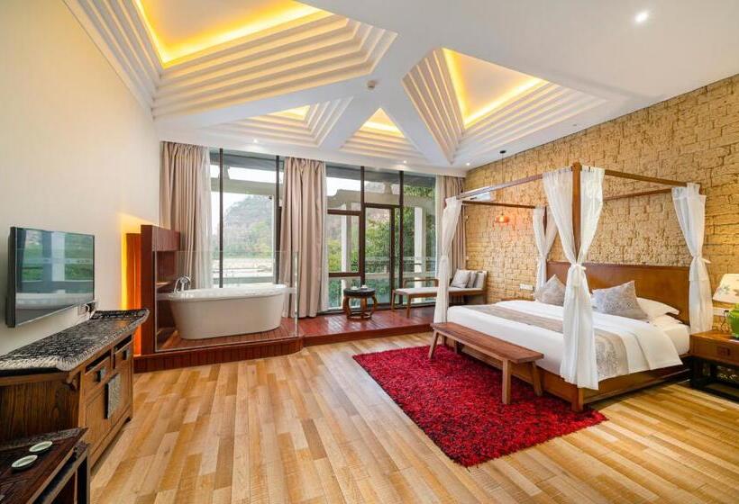Номер Стандарт, Guilin Crystal Crescent Moon