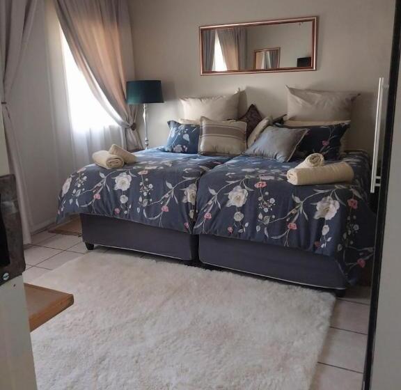 اتاق استاندارد با سرویس بهداشتی مشترک, The Lion Room At Frederick S Place