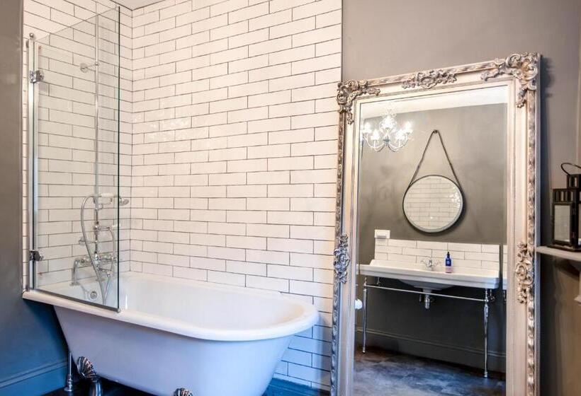 Quarto Quádruplo Deluxe, Goytre Hall