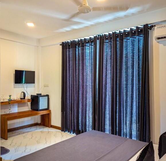 Номер Deluxe с Балконом, Airpot Hotel By Cmb Apartments