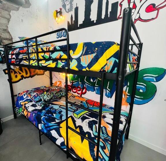 اتاق استاندارد چهارنفره با چشم‌انداز باغ, B&b Rifugio Degli Artisti   Themed Rooms