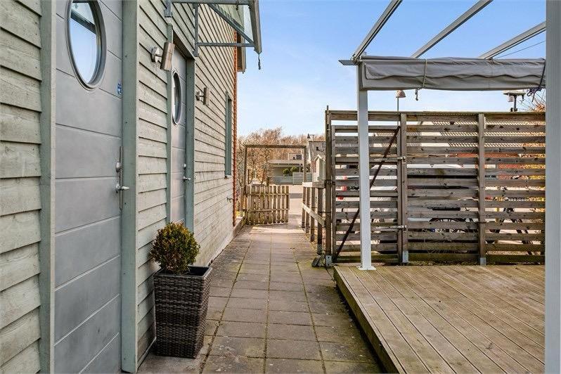 Вилла 1 Спальня, 5 Bed Rooms House With Jacuzzi, Free Parking, And 2 Toilets Bath In Malmö
