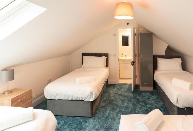Четырехместный Номер Стандарт, Westwood Court