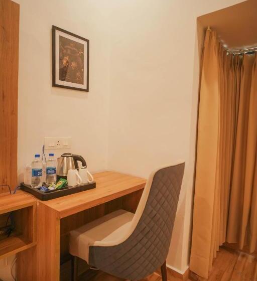 디럭스 스위트 킹 침대, Tapovan Resorts