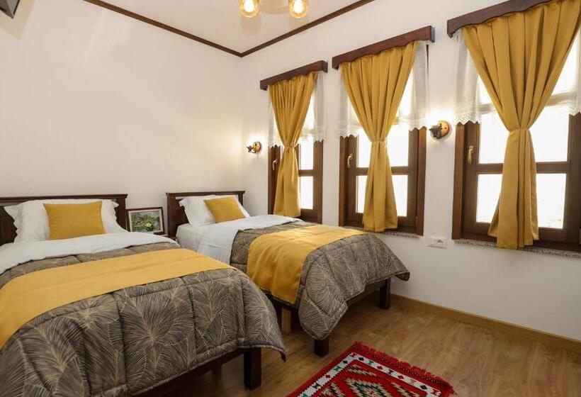 디럭스 룸 가든 전망, The House Of Dollma , Inside Kruja Castle