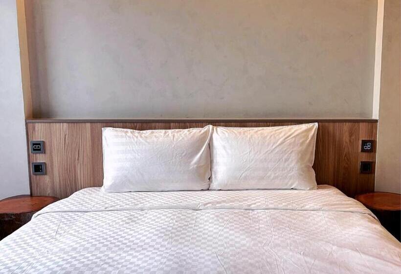 اتاق استاندارد, Initial Tainan