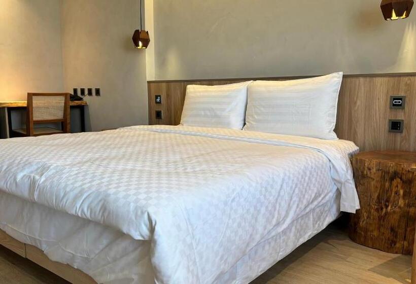 اتاق سوپریور, Initial Tainan