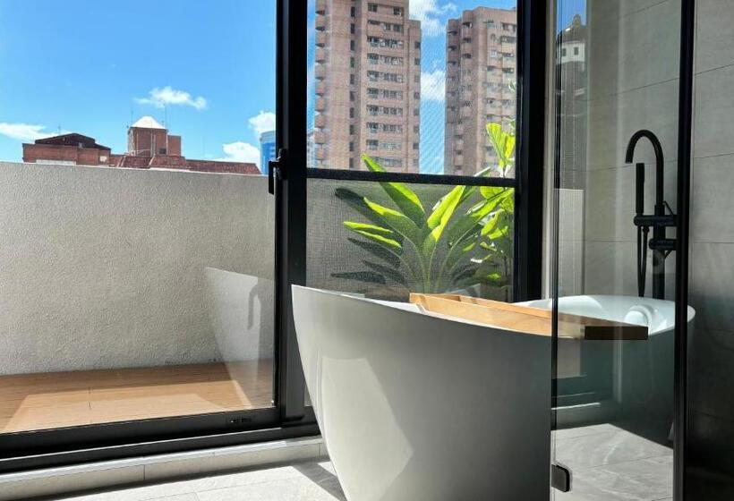 اتاق لوکس با بالکن, Initial Tainan