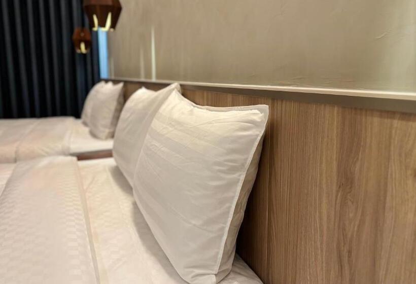 اتاق لوکس چهار تخته, Initial Tainan