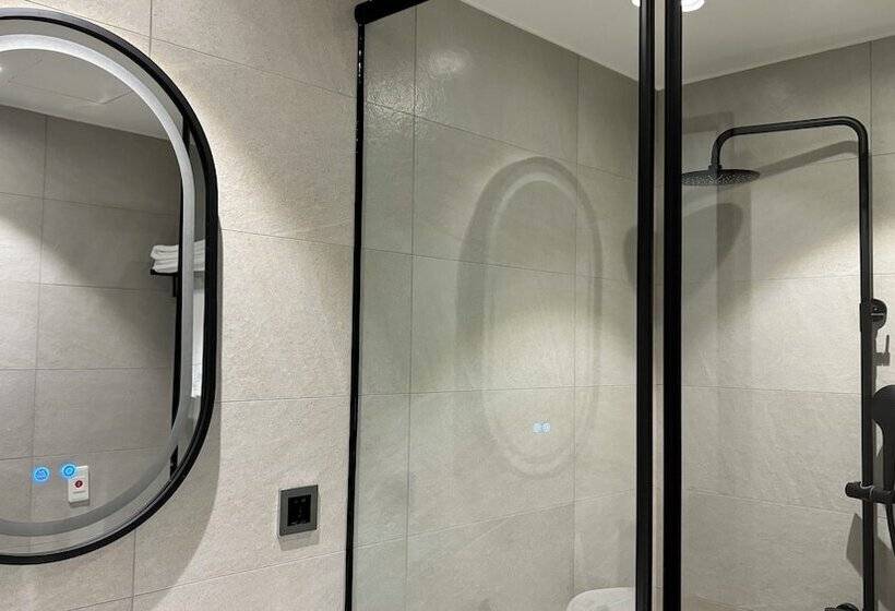 اتاق استاندارد, Initial Tainan