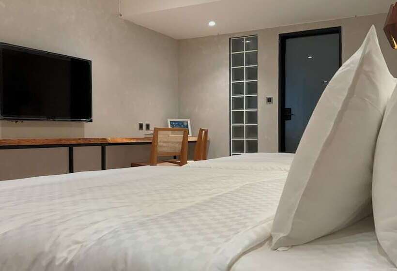 اتاق لوکس چهار تخته, Initial Tainan