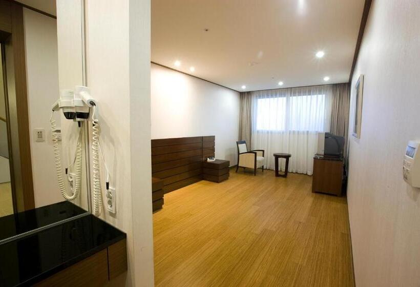 חדר משפחתי, High1 Condominium