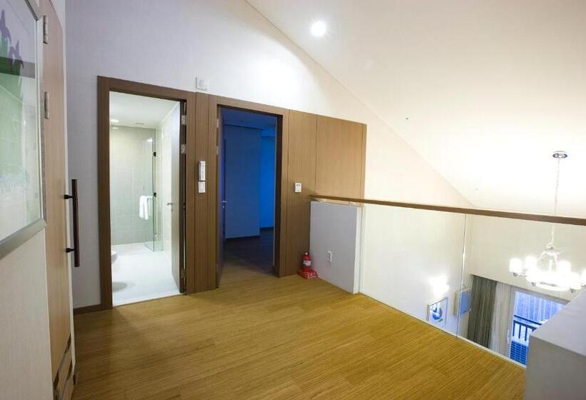 חדר משפחתי, High1 Condominium