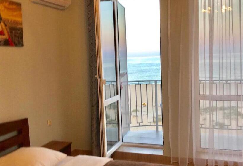 اتاق لوکس با چشم‌انداز دریا, Golden Beach