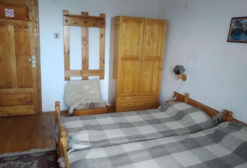 标准间带阳台, Chapov Guest Rooms