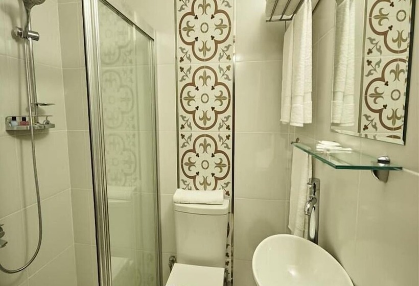 اتاق اجرایی سه نفره, Melek Lara Butik