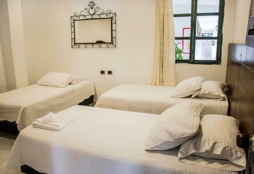 غرفة كومفورت ثلاثية, Los Portales Inn
