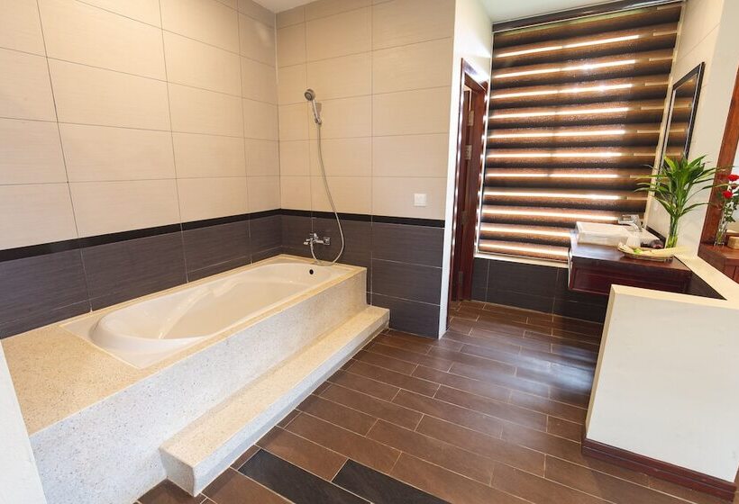 Королевский Люкс, 360 Resort