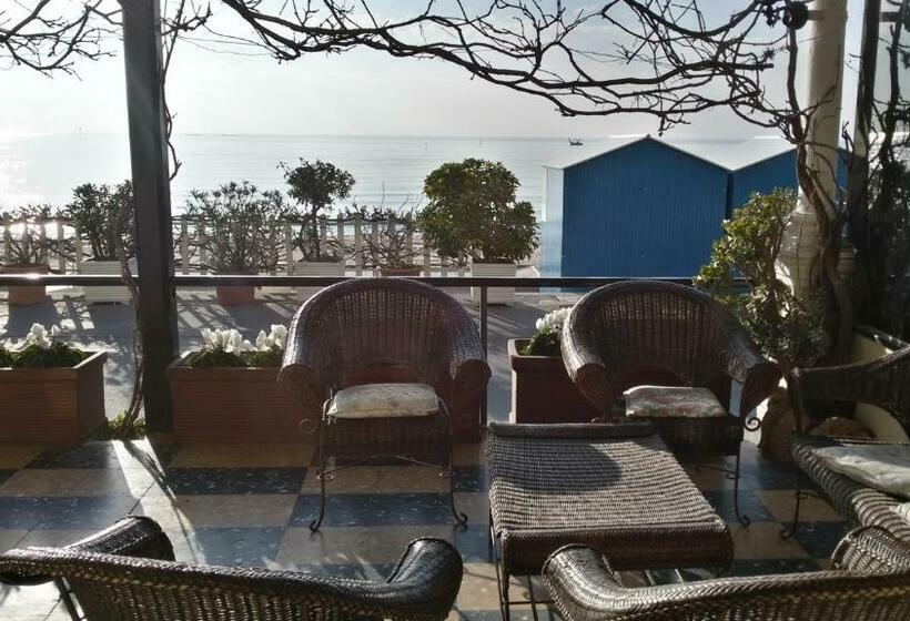 اتاق راحتی با چشم‌انداز دریا, Eden Alaxi Hotels