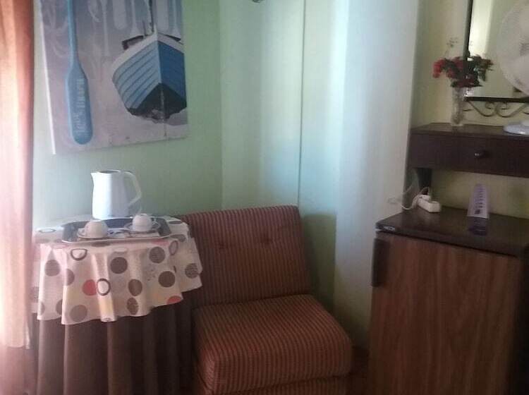 Family Room, Guest House Pacifica