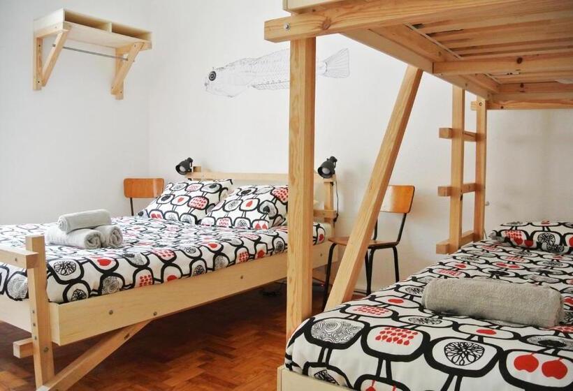 Номер Стандарт Четырехместный Совместный Санузел, Nazaré Hostel   Rooms & Dorms