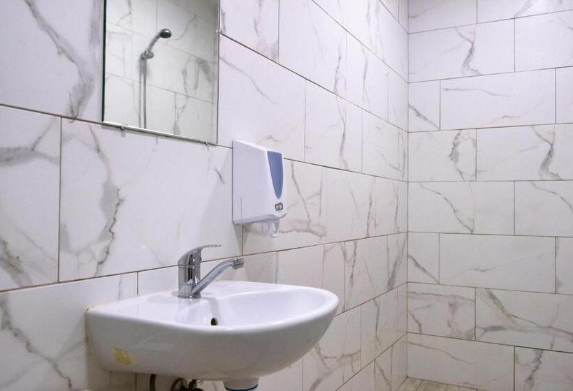 اتاق استاندارد سه تخته با سرویس بهداشتی مشترک, Hostelis Laurita