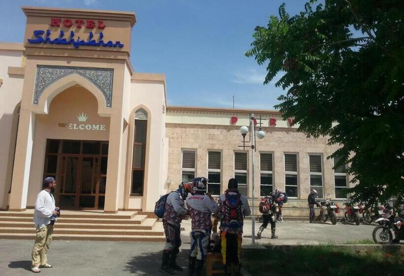 اتاق راحتی سه تخته, Shokhjakhon