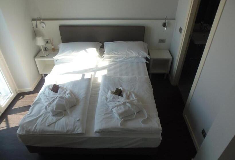 Номер Deluxe Кровать Кинг, Albergo Dongo