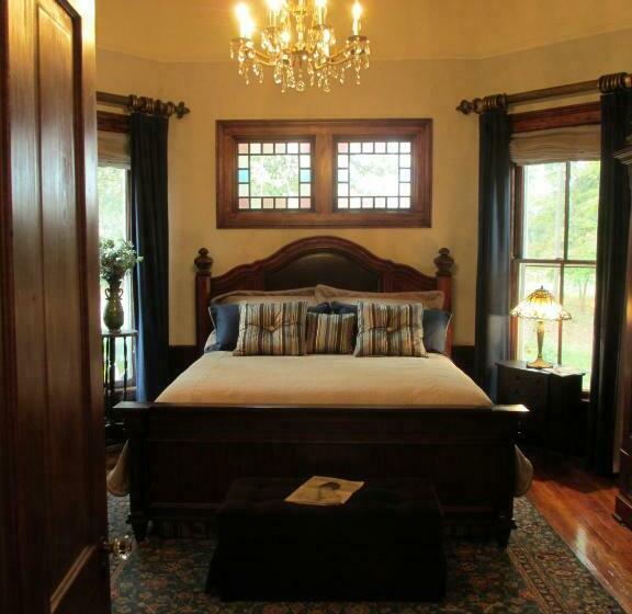 带大床的豪华间, Adair Manor Bed & Breakfast