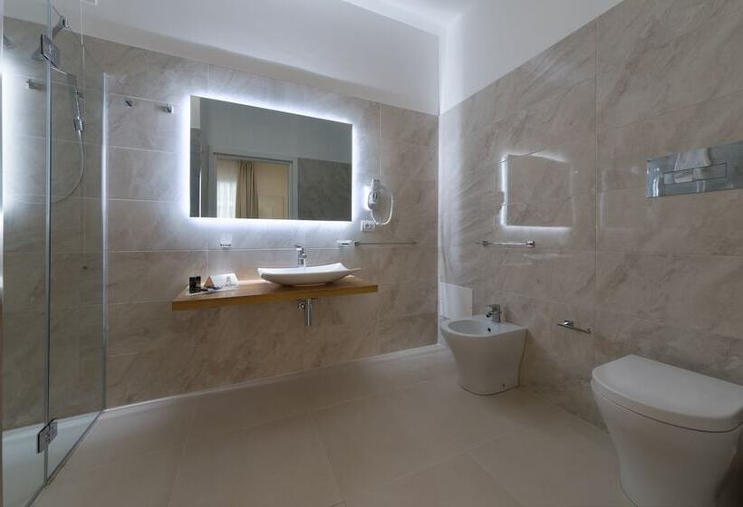 Habitació Triple Deluxe, Artemide