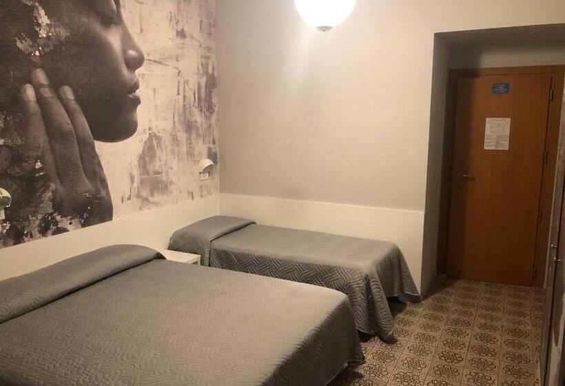 Economy Triple Room, Wega