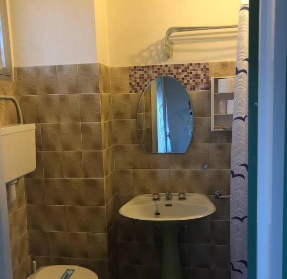 Economy Triple Room, Wega