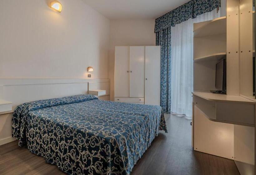 Quarto Triplo Standart Vista Mar Lateral, 2000