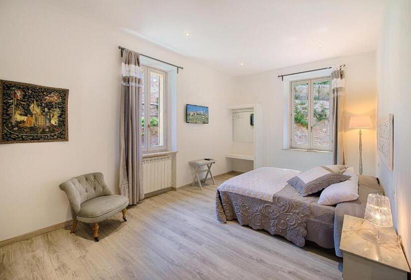 سوئیت جونیور با چشم‌انداز باغ, Siena Vip B&b