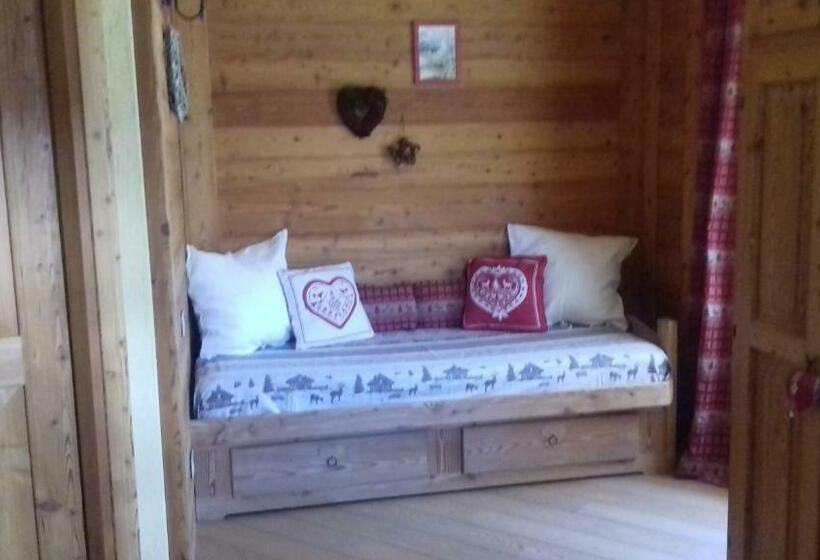 اتاق استاندارد سه تخته با چشم‌انداز باغ, B&b Petit