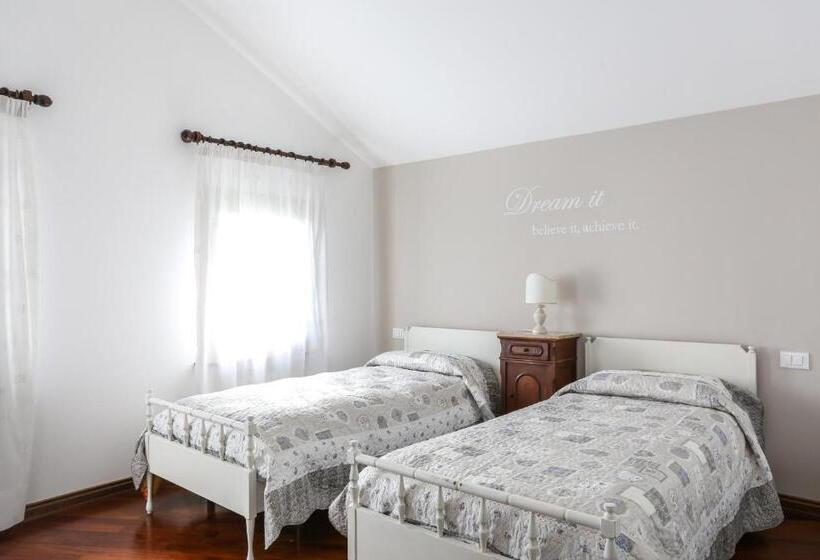 آپارتمان یک خوابه با دری مشترک که هال را جدا می کند., La Dimora Di Lara B&b