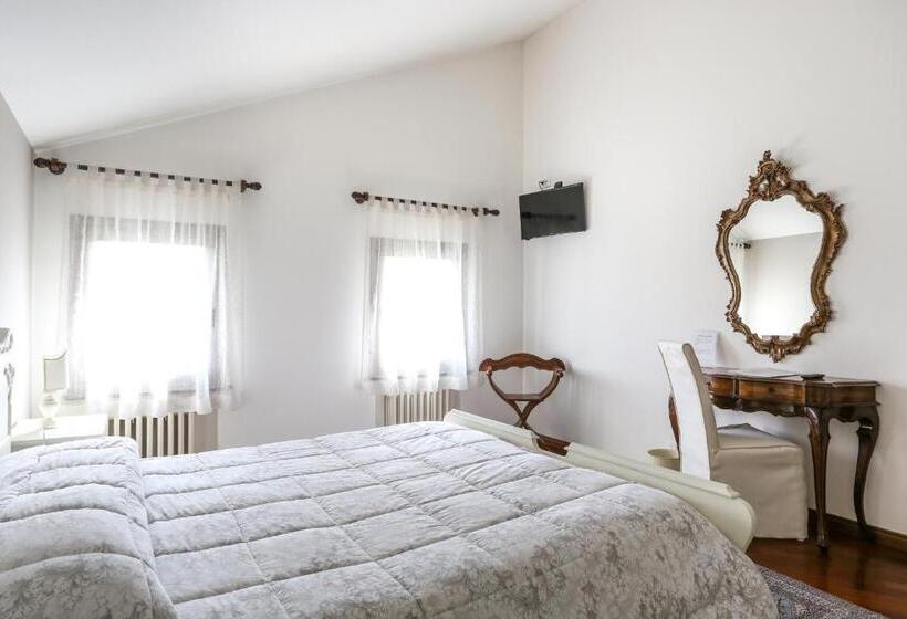 آپارتمان یک خوابه با دری مشترک که هال را جدا می کند., La Dimora Di Lara B&b