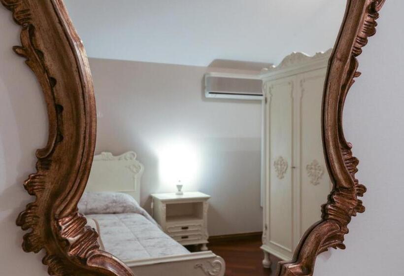 آپارتمان یک خوابه با دری مشترک که هال را جدا می کند., La Dimora Di Lara B&b
