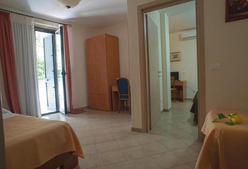 آپارتمان یک خوابه با دری مشترک که هال را جدا می کند., B&b Il Giardino Di Zefiro