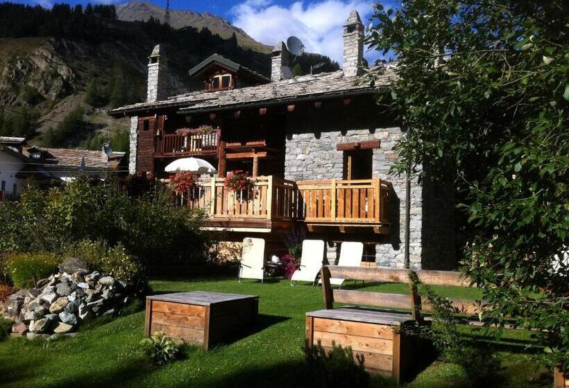 Standard Triple Room with Terrace, Les Trompeurs Chez Odette