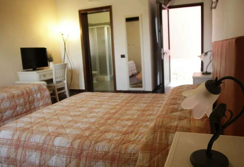 اتاق استاندارد سه تخته با چشم‌انداز استخر, B&b Baglio Degli Ulivi