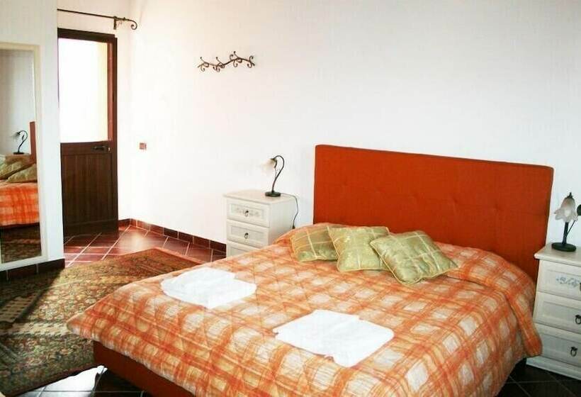 اتاق استاندارد سه تخته با چشم‌انداز استخر, B&b Baglio Degli Ulivi