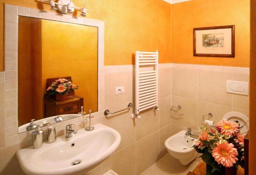 اتاق یک نفره پایه با سرویس بهداشتی مشترک, Casacenti B&b