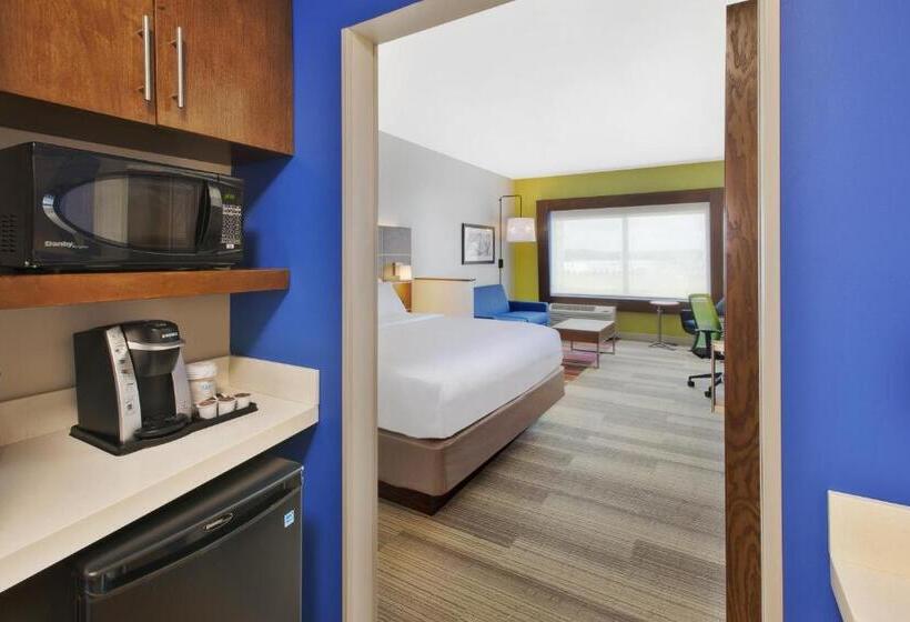 带大床的套房, Holiday Inn Express And Suites South Hill, An Ihg