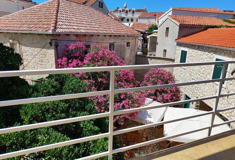 اتاق استاندارد چهارنفره با بالکن, Guest House Adria