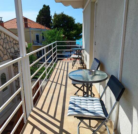 اتاق استاندارد چهارنفره با بالکن, Guest House Adria