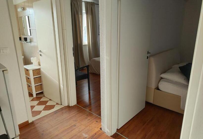 اتاق استاندارد چهار تخته با چشم‌انداز دریا, Guest House Adria